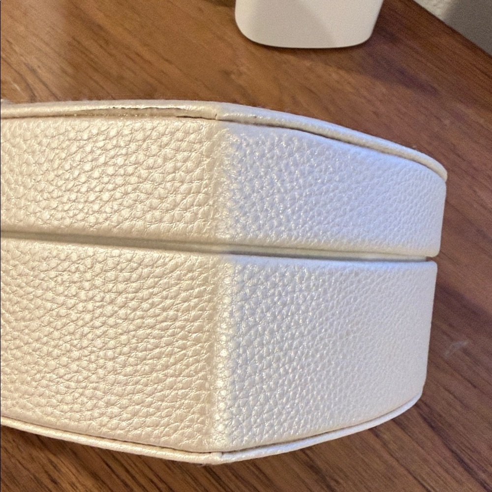 Elegant Cream Heart-Shaped Jewelry Box - Picture 6 of 12
